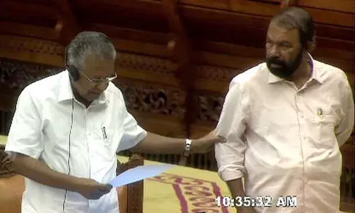 നിയമസഭയിൽ ‘കൈതരിച്ച്’ ശിവൻകുട്ടി; പിടിച്ചുനിർത്തി മുഖ്യമന്ത്രി