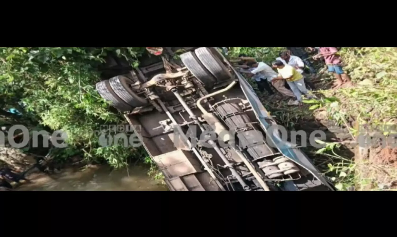 കോ​ഴിക്കോട് കെ.എസ്.ആർ.ടി.സി ബസ് പുഴയിലേക്ക് മറിഞ്ഞ് രണ്ട് മരണം; നിരവധി പേർക്ക് പരിക്ക്