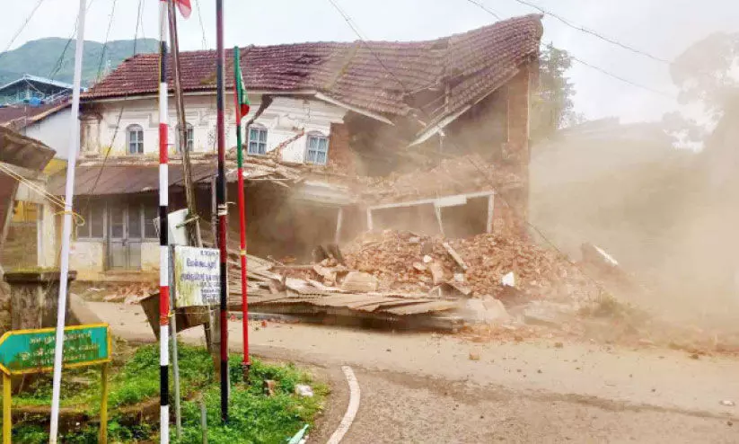 പാതയോരത്തെ വീട് തകർന്നു പാതയോരത്തെ വീട് തകർന്നു