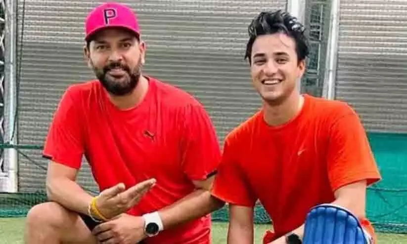 തലച്ചോർ ഉപയോഗിച്ചാൽ മാത്രം; അഭിഷേക് ഷർമക്ക് യുവിയുടെ സന്ദേശം