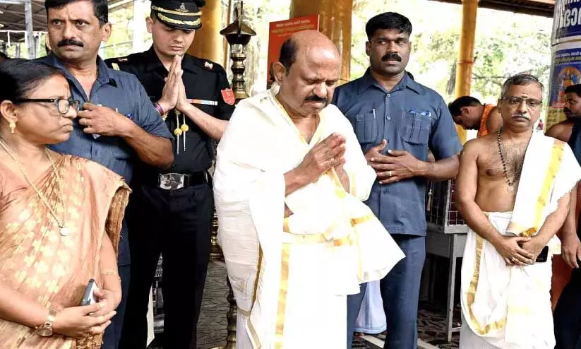 ചേരമാൻ ജുമാമസ്ജിദും ശ്രീകുരുംബ ഭഗവതി ക്ഷേത്രവും സന്ദർശിച്ച് ബംഗാൾ ഗവർണർ ചേരമാൻ ജുമാമസ്ജിദും ശ്രീകുരുംബ ഭഗവതി ക്ഷേത്രവും സന്ദർശിച്ച് ബംഗാൾ ഗവർണർ