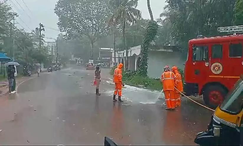 കെ.എസ്.ആർ.ടി.സി ബസിന്‍റെ ഇന്ധടാങ്കിൽ ചോർച്ച; റോഡിലൂടൊഴുകിയ ഡീസലിൽ തെന്നി വാഹനങ്ങൾ