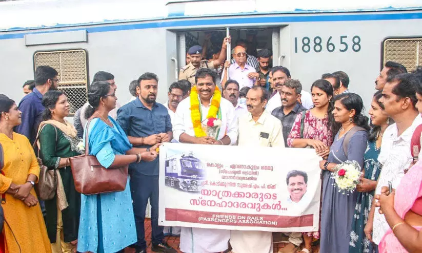 ശ്വാസംമുട്ടിയ യാത്രക്ക്​ ശമനം; സ്​നേഹം ഏറ്റുവാങ്ങി മെമുവിന്‍റെ കന്നിയാത്ര