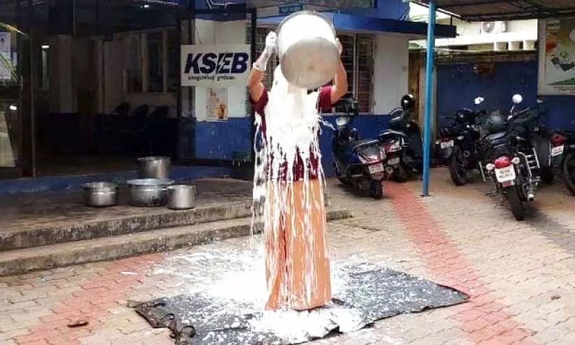 മുന്നറിയിപ്പില്ലാതെ വൈദ്യുതി മുടങ്ങി; ആട്ടിയ മാവ് തലയിലൊഴിച്ച് മില്ലുടമയുടെ പ്രതിഷേധം