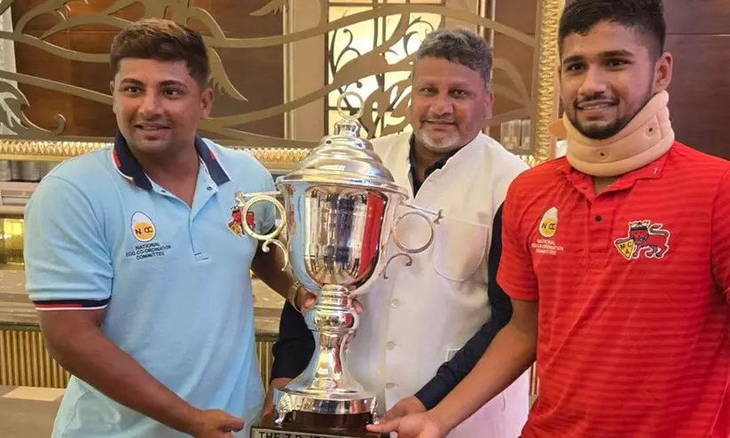 ഇറാനി ട്രോഫി വിജയം അപകടത്തിൽ പരിക്കേറ്റ സഹോദരൻ മുഷീറിനും പിതാവിനുമൊപ്പം ആഘോഷമാക്കി സർഫറാസ് ഖാൻ ഇറാനി ട്രോഫി വിജയം അപകടത്തിൽ പരിക്കേറ്റ സഹോദരൻ മുഷീറിനും പിതാവിനുമൊപ്പം ആഘോഷമാക്കി സർഫറാസ് ഖാൻ