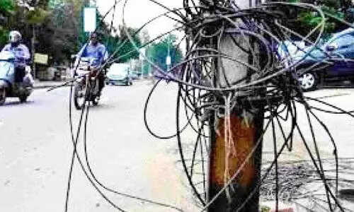 കേബിളിൽ കുരുങ്ങി ബൈക്ക്​ യാത്രികന്​ പരിക്ക്​; കേബിൾ വലിക്കാൻ അനുമതി നൽകിയിട്ടുണ്ടോ​?    റിപ്പോർട്ട്​ തേടി മനുഷ്യാവകാശ കമീഷൻ