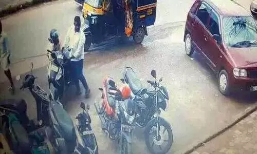 ഇരുചക്ര വാഹനത്തിൽ നിന്ന് പട്ടാപ്പകൽ പണം കവർന്നു