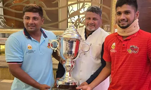 ഇറാനി ട്രോഫി വിജയം അപകടത്തിൽ പരിക്കേറ്റ സഹോദരൻ മുഷീറിനും പിതാവിനുമൊപ്പം ആഘോഷമാക്കി സർഫറാസ് ഖാൻ