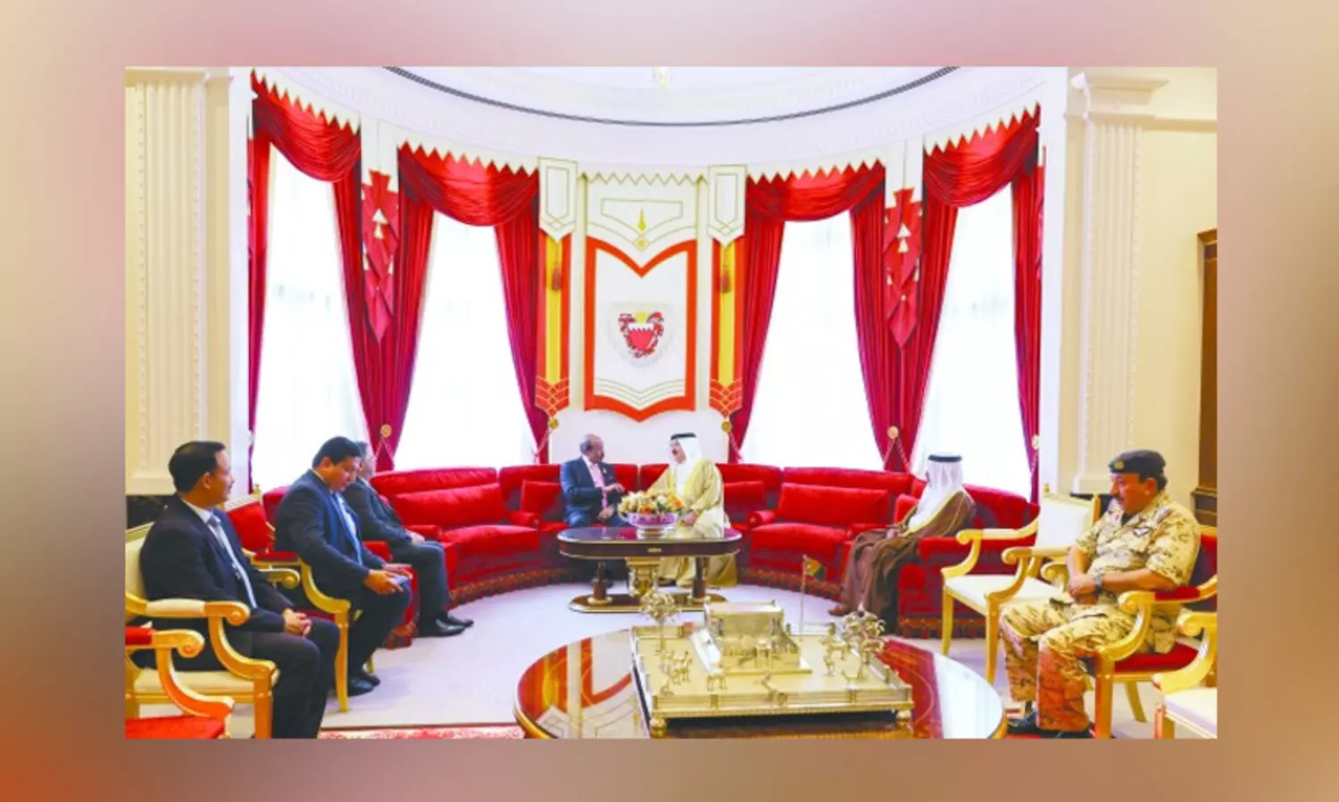 ലു​ലു ഗ്രൂ​പ് ചെ​യ​ർ​മാ​ൻ എം.​എ. യൂ​സു​ഫ​ലി​യെ ഹ​മ​ദ് രാ​ജാ​വ് സ്വീ​ക​രി​ച്ചു