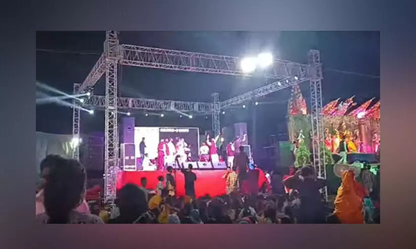 പഞ്ചാബിൽ നവരാത്രി ആഘോഷങ്ങൾക്കിടെ ലൈറ്റ് ഫ്രെയിമുകൾ വീണ് രണ്ടു സ്ത്രീകൾ മരിച്ചു; 15 പേർക്ക് പരിക്കേറ്റു -വിഡിയോ പഞ്ചാബിൽ നവരാത്രി ആഘോഷങ്ങൾക്കിടെ ലൈറ്റ് ഫ്രെയിമുകൾ വീണ് രണ്ടു സ്ത്രീകൾ മരിച്ചു; 15 പേർക്ക് പരിക്കേറ്റു -വിഡിയോ