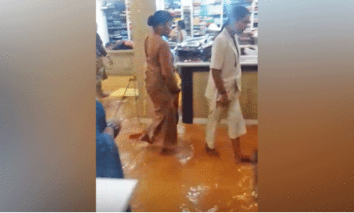 ക​ട​ക​ളി​ൽ വെ​ള്ളം ക​യ​റു​ന്ന​ത്​ പ​തി​വാ​യി