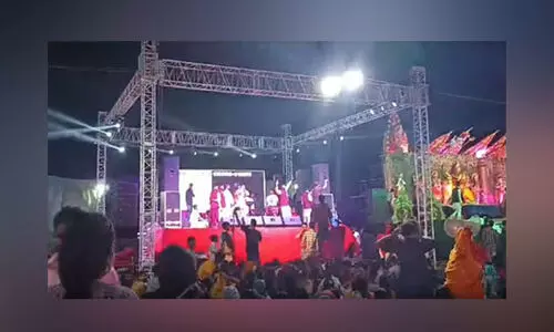 പഞ്ചാബിൽ നവരാത്രി ആഘോഷങ്ങൾക്കിടെ ലൈറ്റ് ഫ്രെയിമുകൾ വീണ് രണ്ടു സ്ത്രീകൾ മരിച്ചു; 15 പേർക്ക് പരിക്കേറ്റു -വിഡിയോ