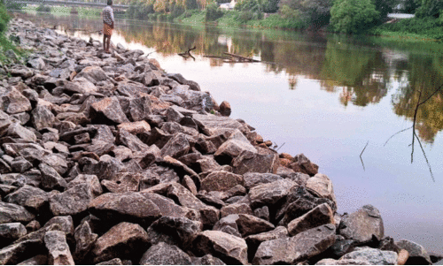 അന്നമനടയിൽ പുഴയോര സംരക്ഷണഭിത്തി നിർമാണം പാതിവഴിയിൽ