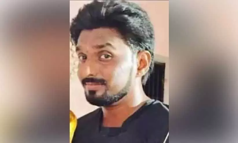 കാ​റി​ടി​ച്ച് ബൈ​ക്ക് യാ​ത്രി​ക​ൻ മ​രി​ച്ചു