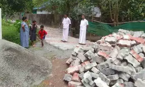 സി.ഐ.ടി.യു തൊഴിലാളികൾ നോക്ക് കൂലി ആവശ്യപ്പെട്ടെന്ന്; നടപ്പാത നിർമാണം തടസ്സപ്പെട്ടു