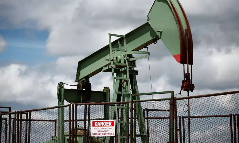 എണ്ണവില ഉയർന്നു; കാരണം യുദ്ധവും കൊടുങ്കാറ്റും