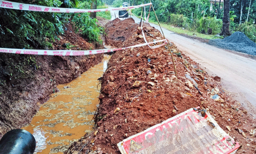 കുടിവെള്ള പൈപ്പിടൽ നീളുന്നു, ജനത്തിന്റെ ദുരിതവും