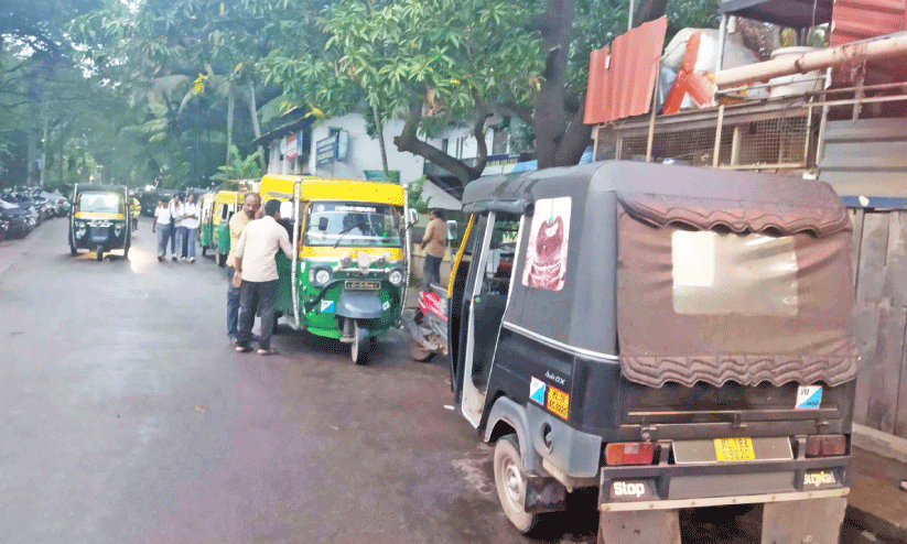 പാർക്കിങ് ഫീസ് വർധിപ്പിച്ചു; ഓട്ടോറിക്ഷകളെ റെയിൽവേ കുടിയിറക്കി പാർക്കിങ് ഫീസ് വർധിപ്പിച്ചു; ഓട്ടോറിക്ഷകളെ റെയിൽവേ കുടിയിറക്കി