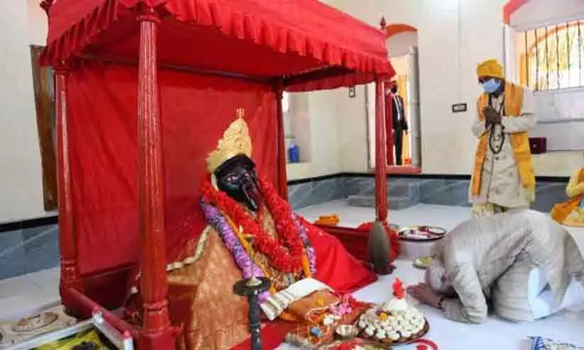 ബംഗ്ലാദേശിലെ ക്ഷേത്രത്തിന് മോദി സമ്മാനിച്ച കിരീടം മോഷണം പോയി; അന്വേഷണം ആവശ്യപ്പെട്ട് ഇന്ത്യൻ എംബസി ബംഗ്ലാദേശിലെ ക്ഷേത്രത്തിന് മോദി സമ്മാനിച്ച കിരീടം മോഷണം പോയി; അന്വേഷണം ആവശ്യപ്പെട്ട് ഇന്ത്യൻ എംബസി