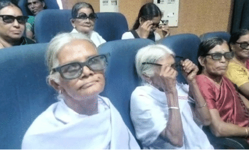 കടൽ കണ്ടിട്ടില്ലെന്ന് വയോജനങ്ങൾ; ആഗ്രഹം നിറവേറ്റി വാർഡ് അംഗം