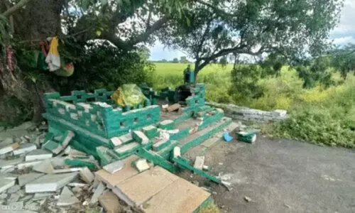 ദ​ർ​ഗ ത​ക​ർ​ത്ത നി​ല​യി​ൽ