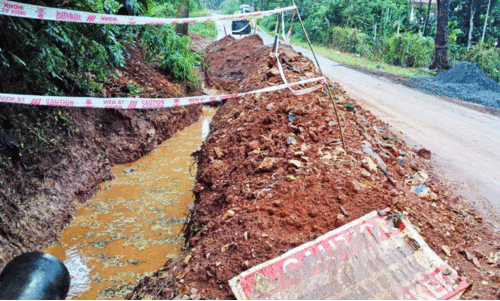 കുടിവെള്ള പൈപ്പിടൽ നീളുന്നു, ജനത്തിന്റെ ദുരിതവും