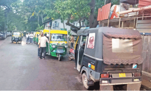 പാർക്കിങ് ഫീസ് വർധിപ്പിച്ചു; ഓട്ടോറിക്ഷകളെ റെയിൽവേ കുടിയിറക്കി