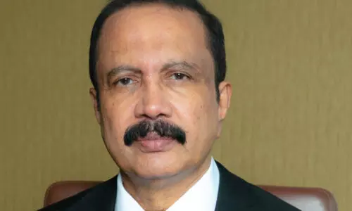 ഡോ. ​ആ​സാ​ദ് മൂ​പ്പ​ൻ