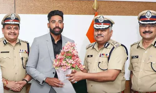 കാക്കിയണിഞ്ഞ് സിറാജ്! തെലങ്കാന പൊലീസിൽ ഡി.എസ്.പിയായി ചുമതലയേറ്റ് ഇന്ത്യൻ പേസർ