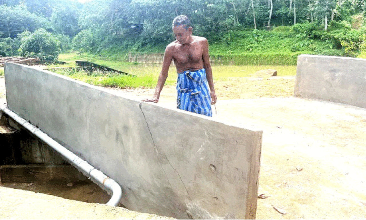 പുതിയ പാലത്തിന്‍റെ സംരക്ഷണഭിത്തിയിൽ വിള്ളൽ