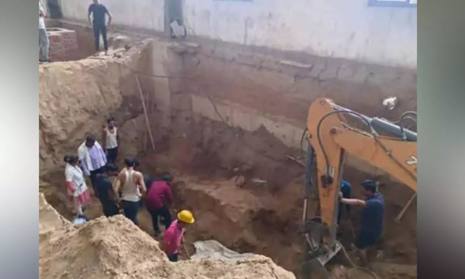 ഗുജറാത്തിൽ നിർമാണത്തിലിരിക്കേ മതിൽ ഇടിഞ്ഞുവീണ് ഏഴു തൊഴിലാളികൾ മരിച്ചു