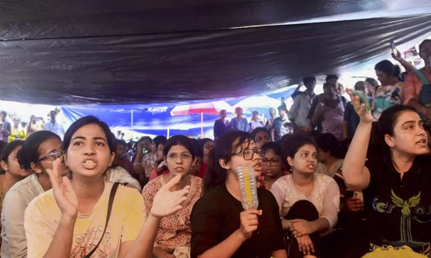 ഡോക്ടർമാരുടെ കൂട്ട രാജി സ്വീകാര്യമല്ല,   വ്യക്തിപരമായി ചെയ്യണം -ബംഗാൾ സർക്കാർ
