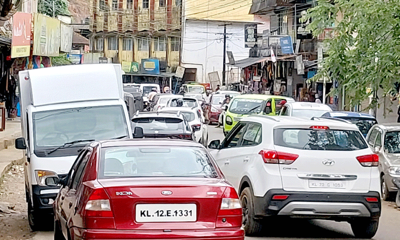 ട്രാ​ഫി​ക് പ​രി​ഷ്‍ക​ര​ണം താ​ളം​തെ​റ്റി; എ​ട്ടേ​നാ​ൽ ടൗ​ണി​ൽ പാ​ർ​ക്കി​ങ് തോ​ന്നി​യ​പ​ടി