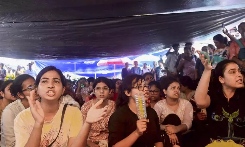ഡോക്ടർമാരുടെ കൂട്ട രാജി സ്വീകാര്യമല്ല,   വ്യക്തിപരമായി ചെയ്യണം -ബംഗാൾ സർക്കാർ