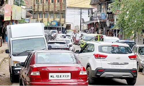 ട്രാ​ഫി​ക് പ​രി​ഷ്‍ക​ര​ണം താ​ളം​തെ​റ്റി; എ​ട്ടേ​നാ​ൽ ടൗ​ണി​ൽ പാ​ർ​ക്കി​ങ് തോ​ന്നി​യ​പ​ടി