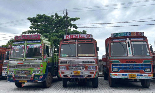 ബീച്ചിൽ ടൈൽ വിരിച്ച് മനോഹരമാക്കിയ ഭാഗം ലോറികൾ കൈയടക്കുന്നു