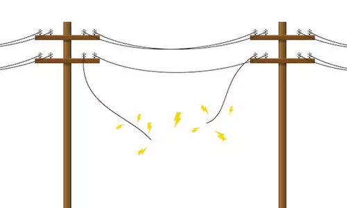 വൈദ്യുതാഘാതമേറ്റ് പിതാവും രണ്ട്​ മക്കളും മരിച്ചിട്ട് ഒരുവർഷം; ലൈൻ മാറ്റുമെന്ന വാഗ്‌ദാനം നടപ്പായില്ല