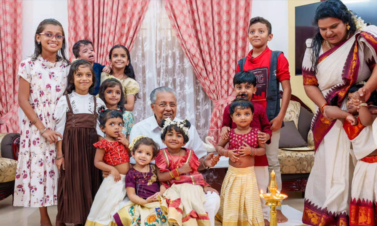 വരും തലമുറക്ക് മികച്ച വിദ്യാഭ്യാസ സൗകര്യങ്ങൾ ഒരുക്കേണ്ടതുണ്ട്; ആറ് ​കുട്ടികളെ എഴുത്തിനിരുത്തി മുഖ്യമന്ത്രി