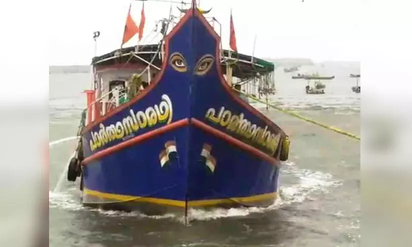 യന്ത്ര തകരാർ; 30ഓളം തൊഴിലാളികളുമായി കടലിൽ കുടുങ്ങിയ ബോട്ട് കരക്കെത്തിച്ചു യന്ത്ര തകരാർ; 30ഓളം തൊഴിലാളികളുമായി കടലിൽ കുടുങ്ങിയ ബോട്ട് കരക്കെത്തിച്ചു