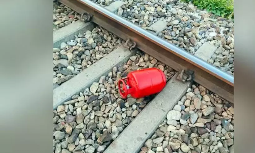 എൽ.പി.ജി സിലിണ്ടർ ഉപയോഗിച്ച് ട്രെയിൻ അട്ടിമറിക്ക് ശ്രമം എൽ.പി.ജി സിലിണ്ടർ ഉപയോഗിച്ച് ട്രെയിൻ അട്ടിമറിക്ക് ശ്രമം