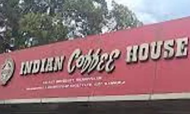 കോഴിക്കോട് കോഫി ഹൗസിലെ സാമ്പാറിൽ പുഴു; പച്ചക്കറിയിൽ നിന്ന് വന്നതാകാമെന്ന് ജീവനക്കാർ