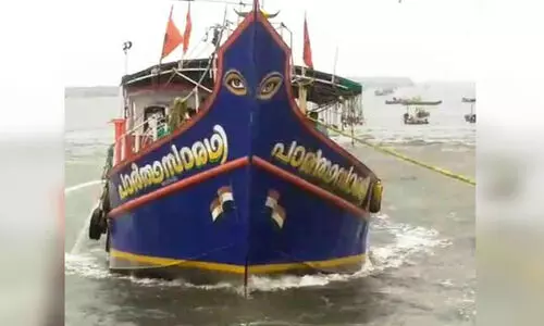 യന്ത്ര തകരാർ; 30ഓളം തൊഴിലാളികളുമായി കടലിൽ കുടുങ്ങിയ ബോട്ട് കരക്കെത്തിച്ചു