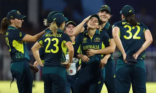 ഹർമൻപ്രീതിന്‍റെ ഒറ്റയാൾ പോരാട്ടം വിഫലം; ഓസീസിനോട് പൊരുതി തോറ്റ് ഇന്ത്യൻ വനിതകൾ; സെമിക്കായി കാത്തിരിക്കണം