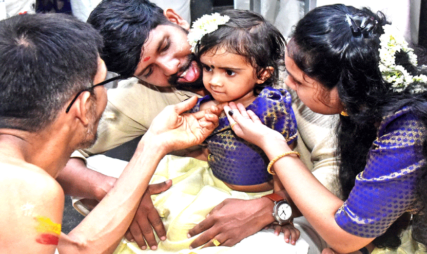 നാവിൽ അക്ഷരദീപം തെളിച്ച് കുരുന്നുകൾ