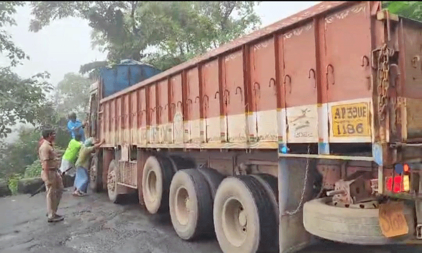 ചുരത്തിൽ യാത്രക്കാർക്ക് കഷ്ടപ്പാട് തന്നെ