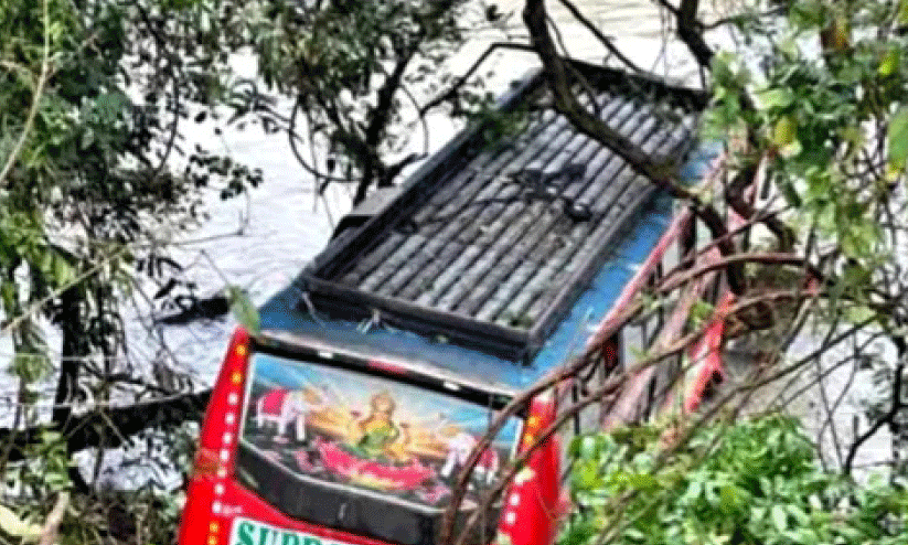 ബസ് പുഴയിലേക്ക് മറിഞ്ഞ് ഡ്രൈവർ മരിച്ചു ബസ് പുഴയിലേക്ക് മറിഞ്ഞ് ഡ്രൈവർ മരിച്ചു