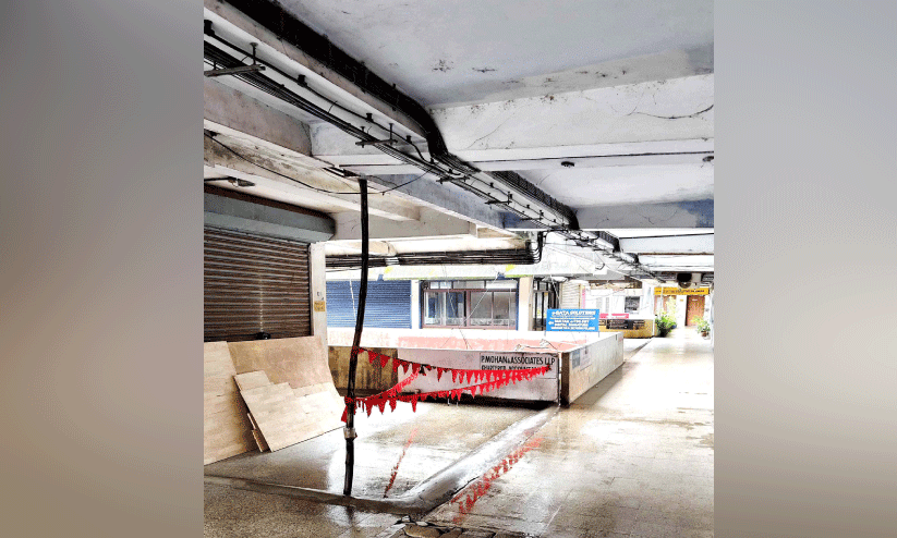 തലശ്ശേരി ജൂബിലി കോംപ്ലക്സിൽ ചോർച്ച ഒഴിയാബാധ! തലശ്ശേരി ജൂബിലി കോംപ്ലക്സിൽ ചോർച്ച ഒഴിയാബാധ!