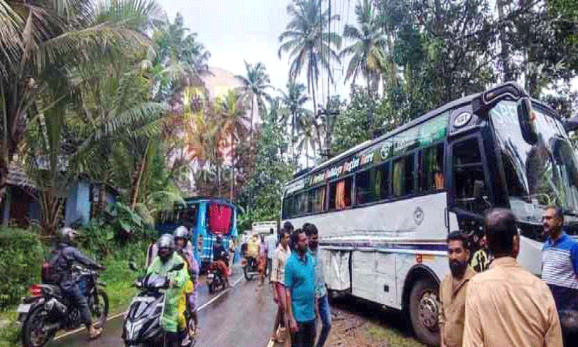 കൊട്ടിയൂരിൽ ബസുകൾ കൂട്ടിയിടിച്ച് 16 പേർക്ക് പരിക്ക്