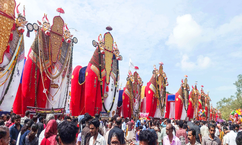 പടനിലത്ത് വിസ്മയം തീർത്ത് കാളകെട്ട് ഉത്സവം പടനിലത്ത് വിസ്മയം തീർത്ത് കാളകെട്ട് ഉത്സവം
