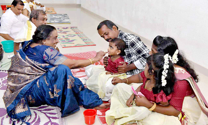 കുഞ്ചന്റെ മണ്ണിൽ അക്ഷരപുണ്യം നുകർന്ന് കുരുന്നുകൾ